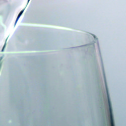 Comer en pequeñas cantidades, ejercicio 30 minutos diarios y beber agua tras tomar alcohol, claves para reducir calorías