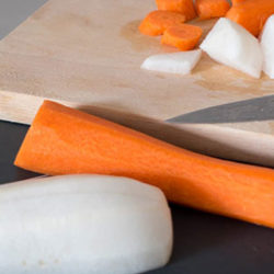 Las tablas de cortar alimentos, ¿mejor de madera o de plástico?