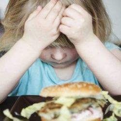 Por qué no debes obligar a tu hijo a comer