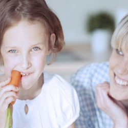 Alimentos que limpian los dientes de los niños