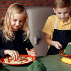 Comer antes de las 15 horas, bueno también para los niños en edad escolar